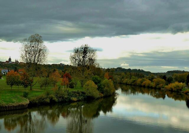 Wolken über dem Neckar