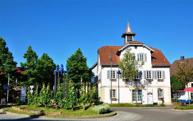Altes Rathaus mit Kreisel