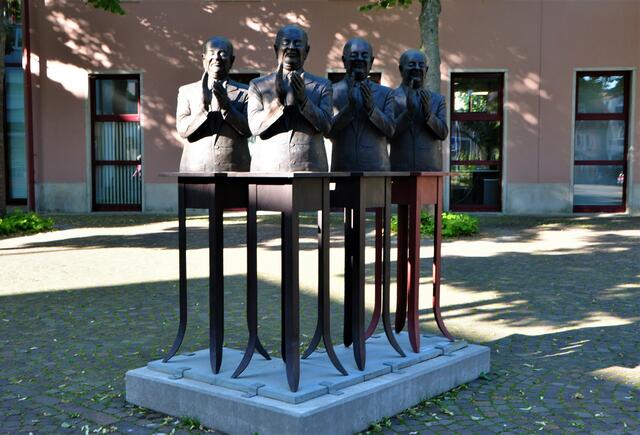 Skulpturen vor dem neuen Rathaus