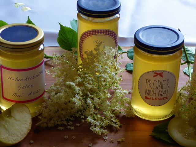 Ich sammle verschiedene leere Gläschen, die ich jedes Jahr wieder verwende, sofern die Deckel in Ordnung sind.