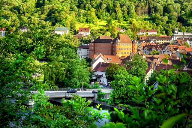 Von viel Grün umgeben liegt die Stadt Künzelsau mit Schloss Bartenau im Kochertal