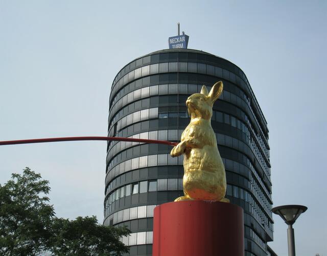 Hase,golden vor dem Neckarturm auf der Friedrich-Ebert-Brücke