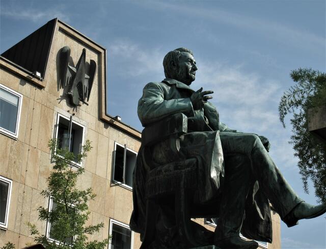 Robert Mayer Denkmal vor neuem Rathaus HN