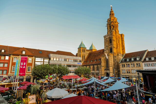 Heilbronner Weindorf auf dem Marktplatz mit Kilianskirche im Hintergrund