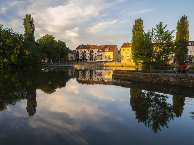 Heilbronner Neckarbühne am Neckararm im letzten Abendlicht