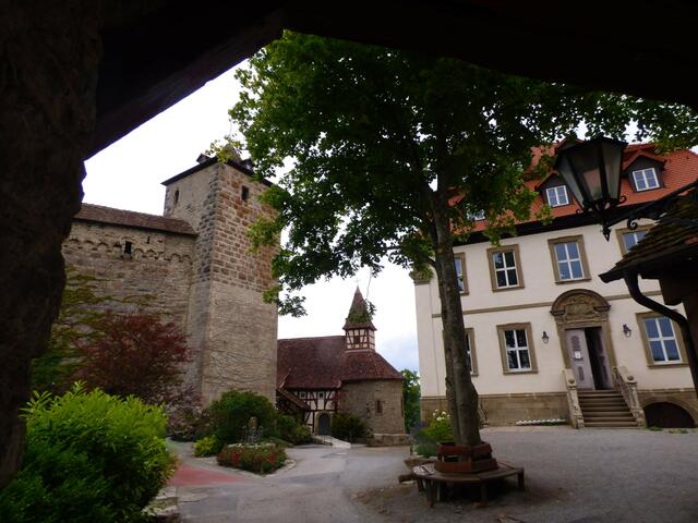 Blick auf die Schildmauer, die Schlosskapelle und das Barockschloss