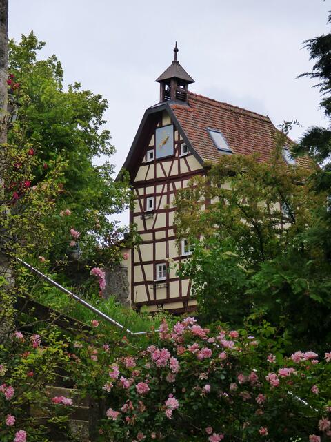 Das Fachwerktorhäuschen vom Garten aus gesehen