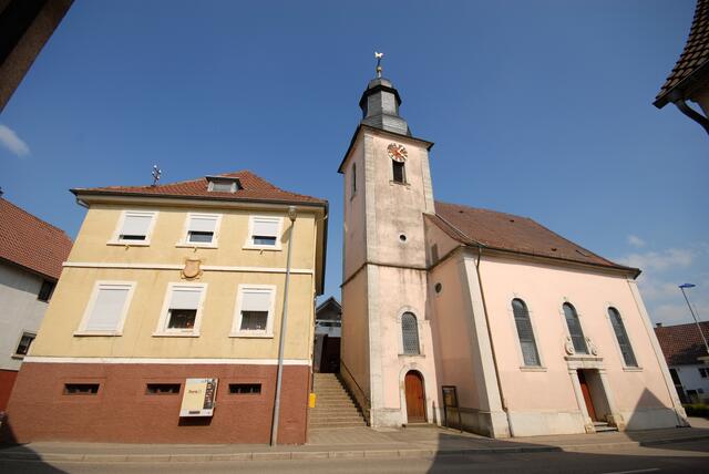 Die ev. Kirche und das ehemalige Rathaus