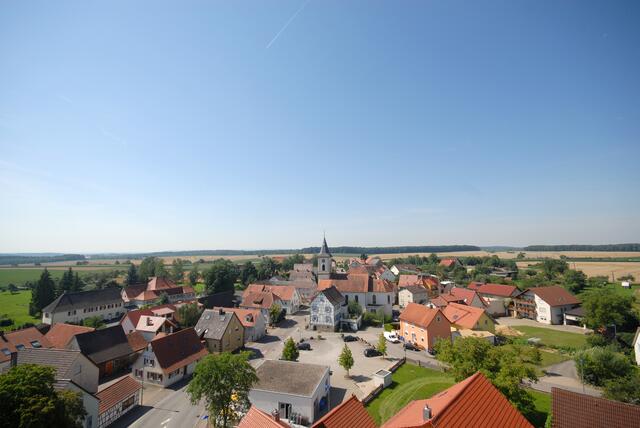 Blick vom Kirchturm der ev. Kirche auf den alten Dorfkern