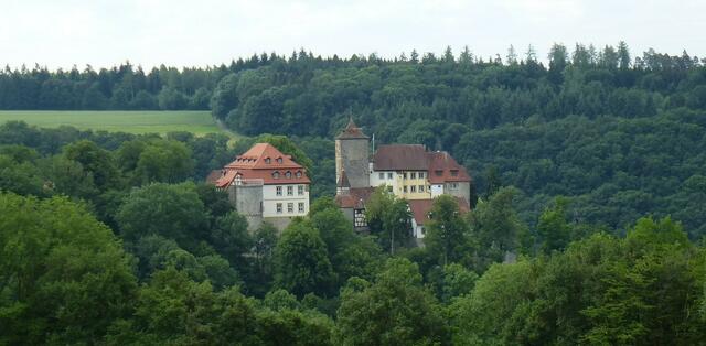 Schloss Stetten: Barockbau, Kapelle mit Fachwerk, Stauferburg mit Bergfried
