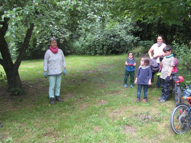 Familienweise werden Gruppen eingeteilt.