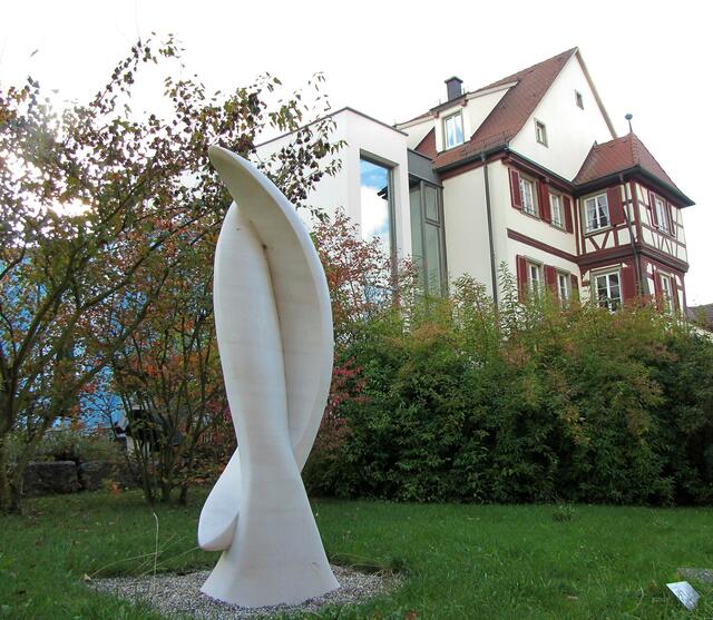 Anne-Sophie-Hotel-Restaurant am Schlossplatz mit Skulptur aus der Sammlung Würth