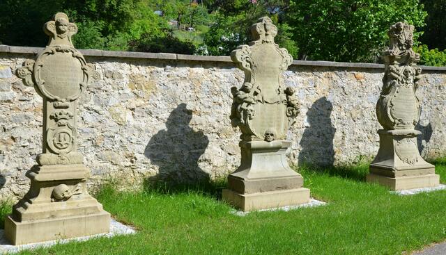 Einige Epitaphien der Künstlerfamilie Sommer auf dem Friedhof
