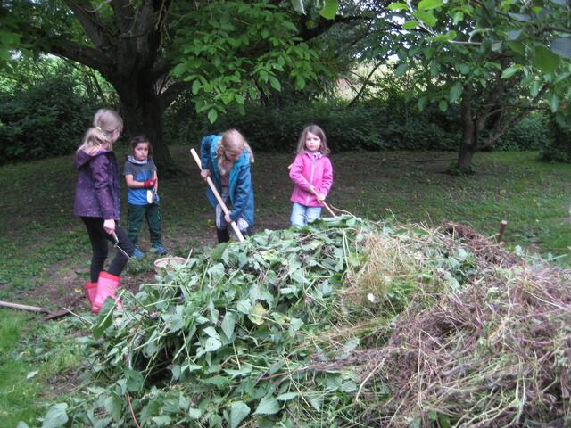Der Kompost wird umgegraben.