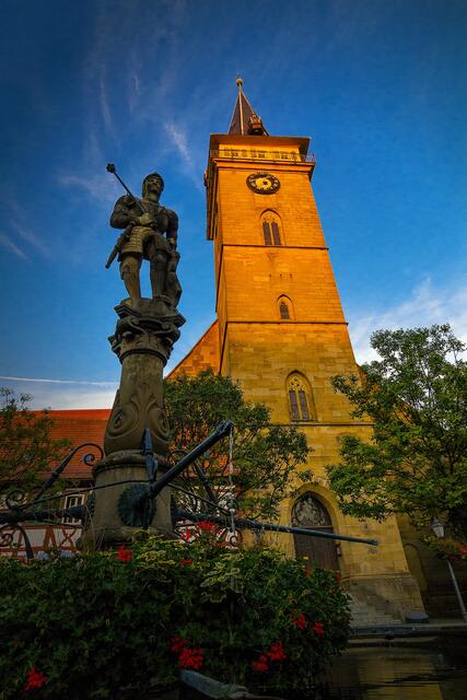 Marktplatz im letzten Sonnenlicht