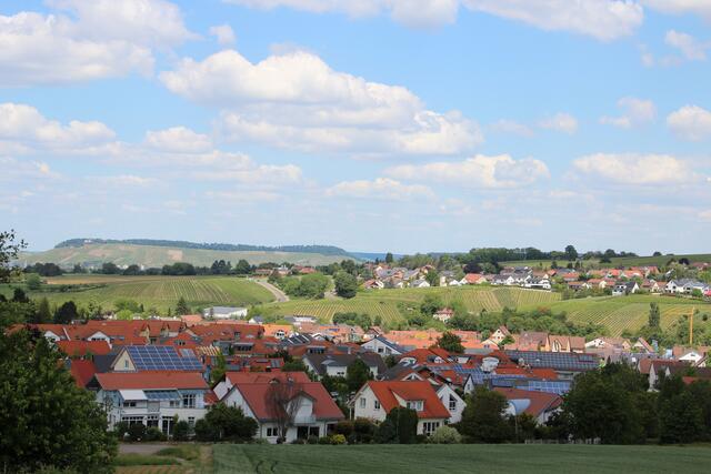 Flein mit Sommerhöhe, im Hintergrund HN und der Wartberg