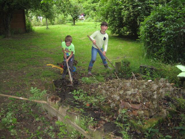 Timo und Lukas machen sich an die "Wackelzähne"