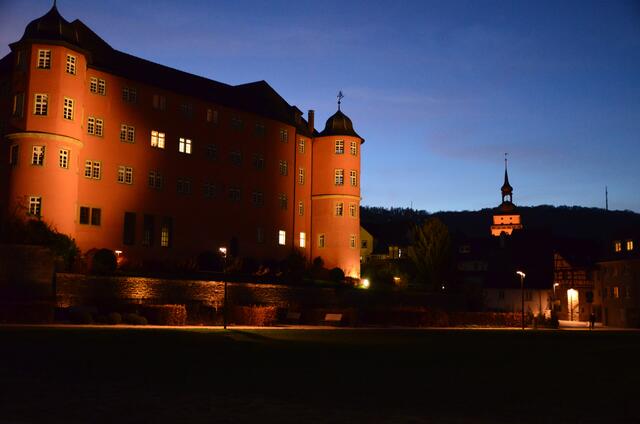 Schloss Bartenau mit Johanneskirche in abendlicher Beleuchtung