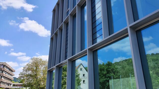 Der alte Namen Hofratsmühle spiegelt sich im Neubau der Fachhochschule