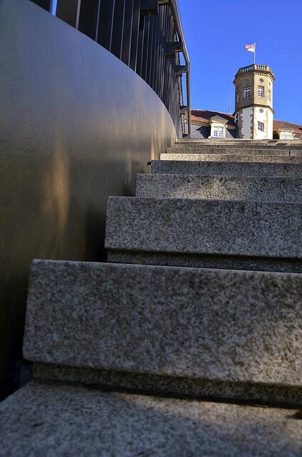 Treppenaufgang zur Stiftskirche in ungewöhnlicher Perspektive