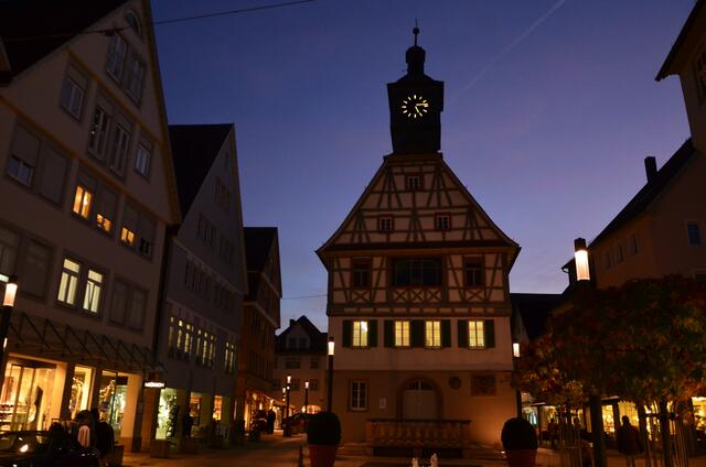 Das alte Rathaus in abendlicher Beleuchtung