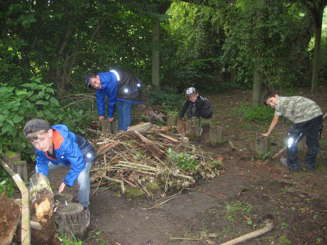 Die starke Männertruppe geht den Rundhölzern an die Substanz.