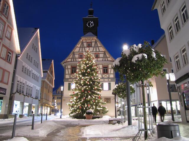 Künzelsau im Schnee mit weihnachtlichem Lichterglanz