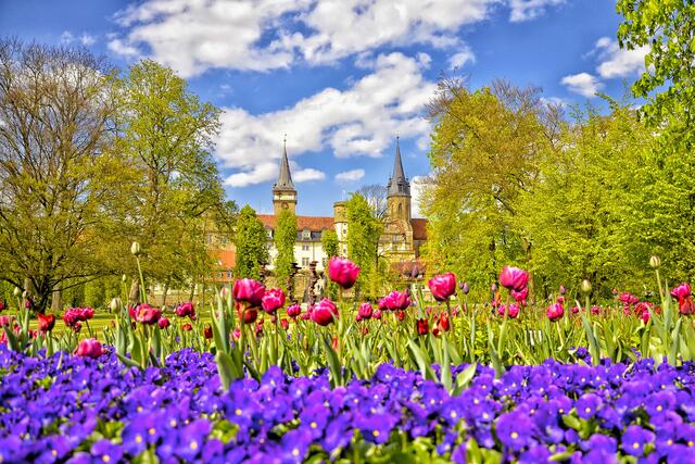 Hofgarten Öhringen mit Blick auf die Stiftskirche im bunten Blumenkleid