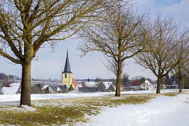 Weit sichtbar ist der Kirchturm von dem Teilort Amrichshausen.