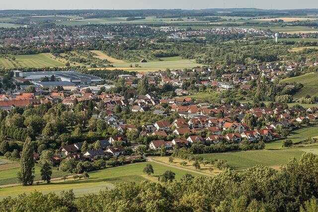 Im Vordergrund Pfedelbach, mit Blick auf Öhringen