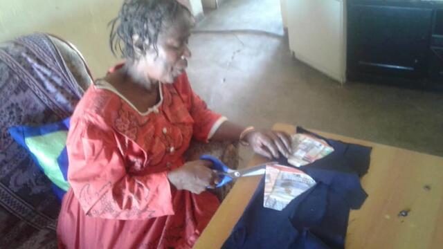 eine Frau in Okombahe näht die Masken | Foto: genehmigt