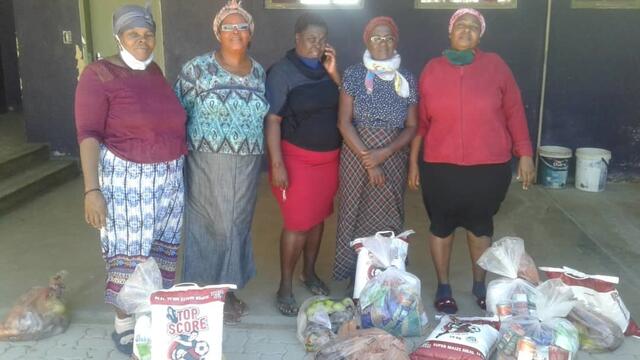 Hostelfrauen in Okombahe bekommen auch Essenspakete | Foto: genehmigt