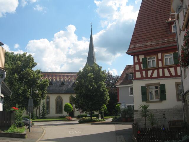 Baum mit Hut. Gut behütet! Letzter Blick auf die Kirche und ab gehts heim. Heimat, wie liegt mit Dir das Gute doch so nah (frei nach Jo Wolfi von G.).