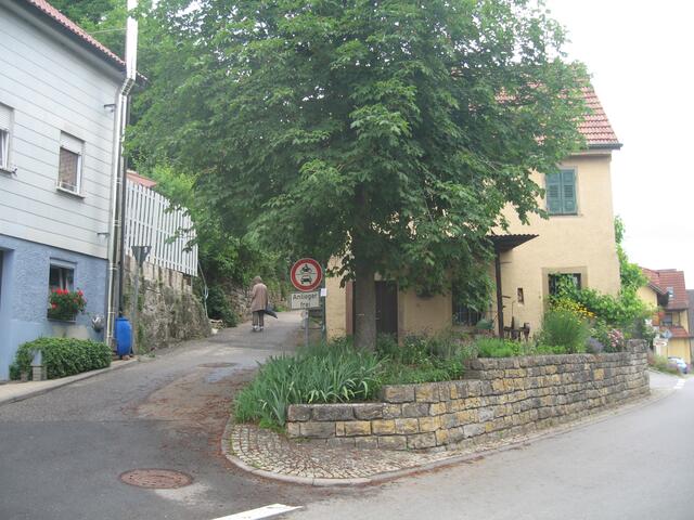 In der Bildmitte das Schmiede- und Heimatmuseum, rechts gehts nach Oberkessach, der Abzweig links bringt uns auf die gewünschte Route KJ11.