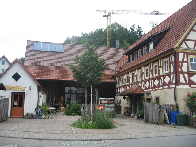 Blick auf Bauernladen und Hofcafé, das Di+Mi+Fr offen hat. Wir waren Sa da. Schade!