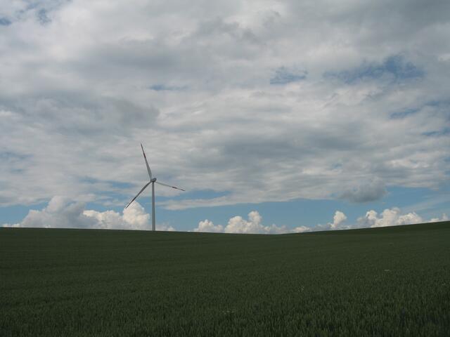 KJ11 führt um das Solo-Windrad herum.