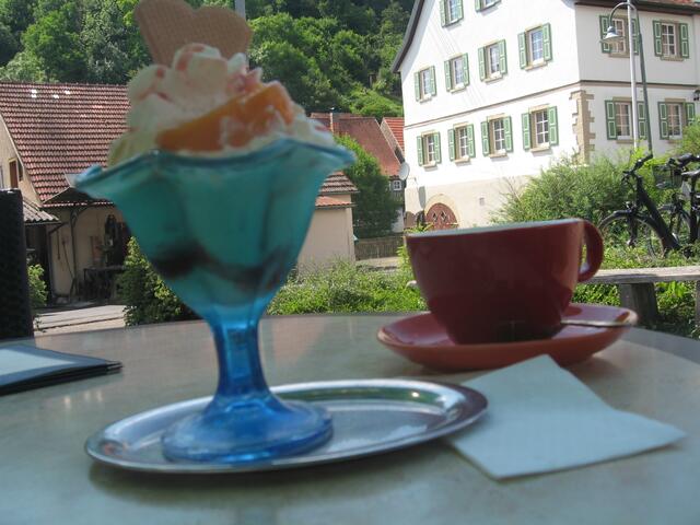 Stärkung in Widdern mit Birne Melba und Milchkaffee.