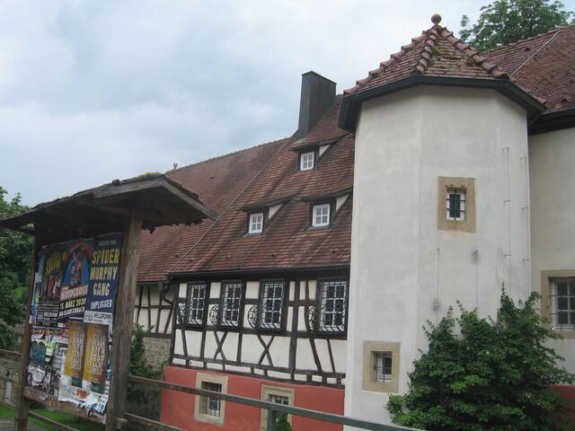 Plakattafel wie einst mit passendem Gebäude