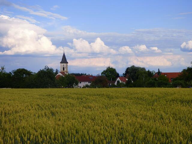 Der Kirchturm der kath. Kirche St. Georg grüßt schon von weitem