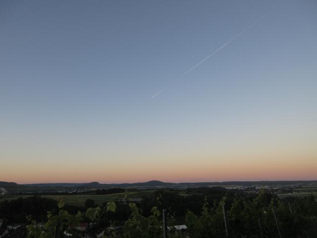 Der Blick nach Süden über das Tal. Es sind auch wieder Flugzeuge unterwegs, inzwischen bemerkt man jedes einzelne, da der Himmel so lange Zeit ohne sie ausgekommen ist.