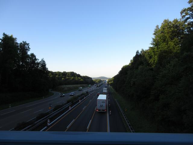 Wir gehen auf dem Bauwerk 6921 über die A81 und unter uns beginnt langsam die morgentliche Rush Hour. Doch der Lärm ist jetzt schon immens.