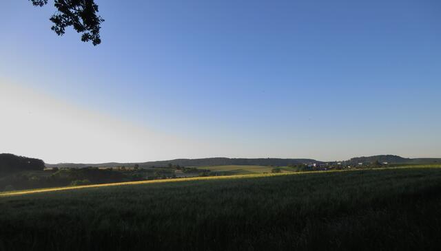 Licht und Schatten: Was das Himmelsblau noch etwas stört ist ein schräg einfallender Sonnenstrahl am linken Bildrand.