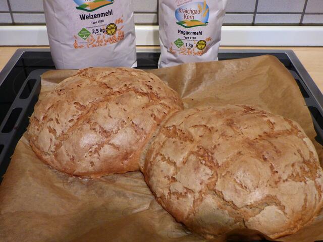 Hier kommt das Brot frisch gebacken aus dem Ofen.