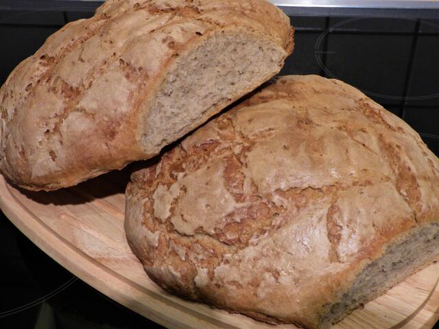 Meist teile ich das Brot, wenn es ausgekühlt ist, in 4 Teile. Einen Teil essen wir sofort - die anderen Teile friere ich jeweils separat verpackt sofort ein. Nach dem Auftauen schmeckt das Brot wie frisch gebacken.