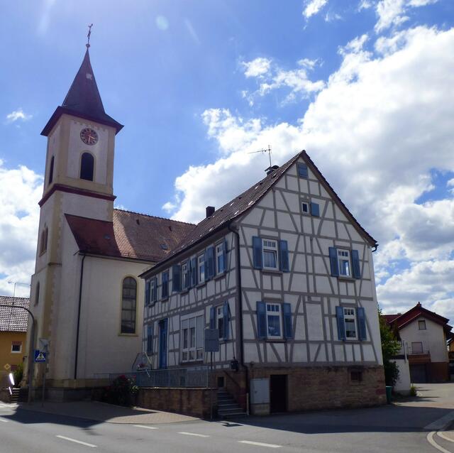 Die kath. Kirche St. Georg mit dem alten kath. Schulhaus