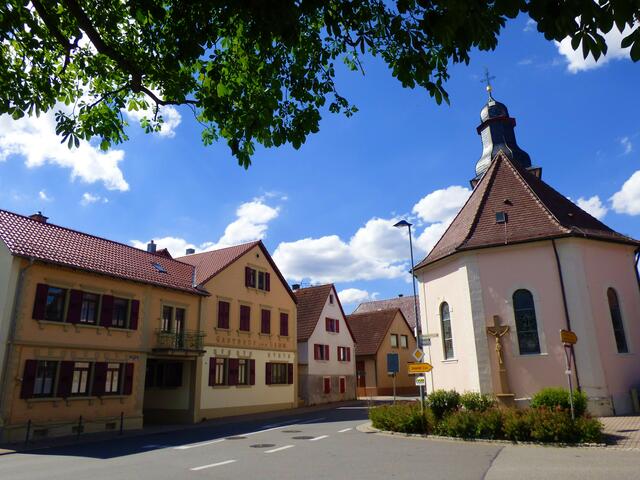 Die evang. Kirche und gegenüber das frühere "Gasthaus zum Lamm"