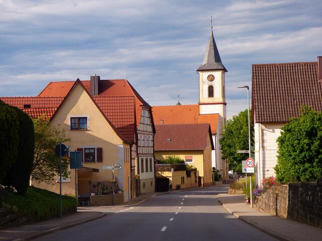 Blick in die Hauptstraße und zur kath. Kirche St. Georg