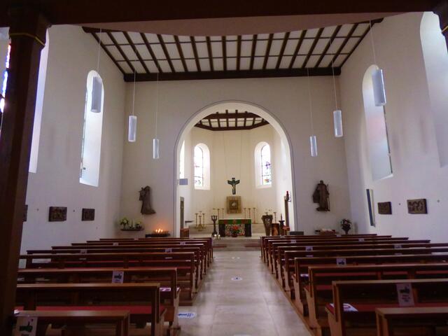 Der Innenraum der kath. Kirche St. Georg