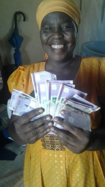 Näherin freut sich über ihren Verdienst | Foto: genehmigt