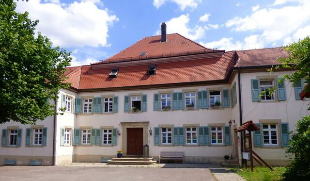 Das Siegelsbacher Schloss - heute beherbergt es das evang. Pfarramt und den Kindergarten